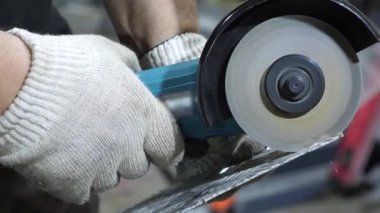 Beyaz koruyucu eldiven değirmeni parlak metal işçisi keser. yakın çekim