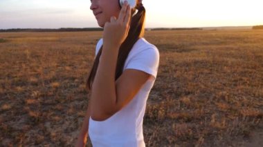 müzik ve dans yol yürüyüş kulaklık kız