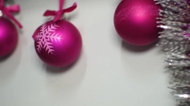 Güzel kırmızı Noel topları asılı odasında duvar. yakın çekim. Duvar kar taneleri ve Noel tinsel bir model ile Noel topları ile dekore edilmiştir. tatil kavramı.