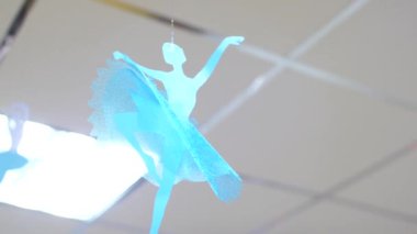 güzel evrak balerin tavan altında ip üzerinde sallanan Oda süsle. Kağıt el sanatları kavramı