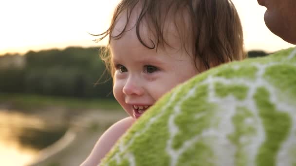 Μικρό μωρό κλαίει και γελάει ρίψη δάκρυα ενώ κάθεται στα χέρια του μπαμπά — Αρχείο Βίντεο