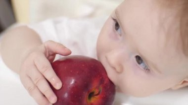 Küçük bebek ısırıkları kırmızı elma