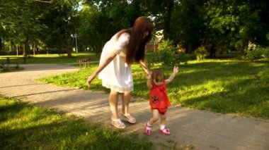 Bebek annesi ile ilk adımlarını yapar ve Park yol boyunca yürüyüş dizlerinin üstüne düşüyor. Ağır çekim