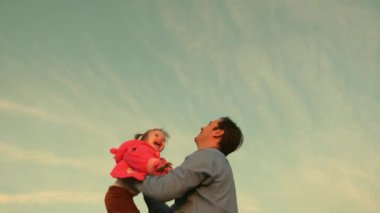 Baba bir çocuk havaya doğru at. baba bebek gökyüzüne attı. mutlu aile kavramı. Baba ile oğlu çalıyor