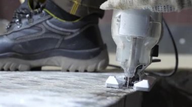 Parlak Levha metal bir jig ile testere gördüm. Yakın çekim.