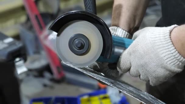 Trabajadores cortes en el metal brillante en blanco guantes de protección amoladora. primer plano — Vídeos de Stock