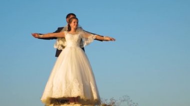 Romantik erkek ve kadın mavi gökyüzü ve gülümseme karşı gelin. Balayı. Romantizm. Erkek ve kadın arasındaki ilişki