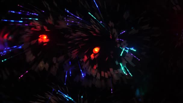 Vacker julgran dekorerad med garland glöder med färgade lampor på granen i barnrummet — Stockvideo