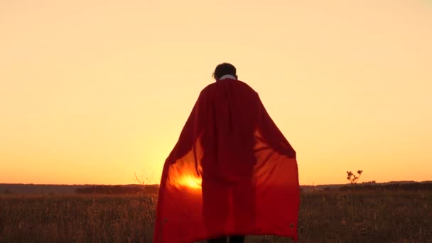 Superman en impermeable rojo vuela en rayos de atardecer a su sueño. Un héroe de negocios. Cómics — Vídeo de stock