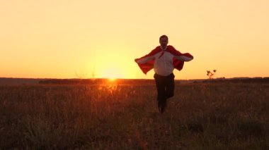 Süpermen kırmızı bir yağmurluk içinde rüyasını için günbatımı ışınları uçar ve gülüyor. İşadamı kahraman. Çizgi roman