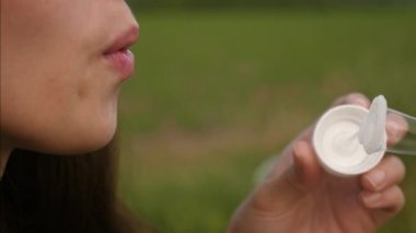 Şeffaf sabun köpüğü üfleme ve gülümseyen güzel kadın. Ağır çekim