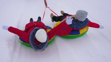 kırmızı ceket ile yolculuk kar kış bir şişme karda çocuklarda boru ve süper kahramanlar oyun. mutlu kız kış parkta Noel tatili için rahatlatıcı. Ağır çekim