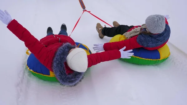 Crianças Jaquetas Vermelhas Passeio Através Neve Inverno Tubo Neve Inflável — Fotografia de Stock
