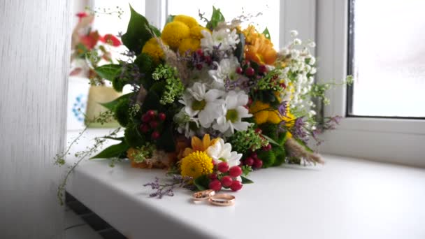 Прекрасный свадебный букет для невесты лежит на подоконнике рано утром. Романтические цветы в подарок. Флористика — стоковое видео