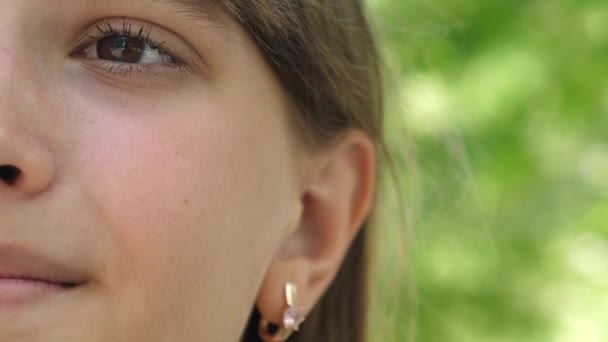 Hermosa Chica Cerca Sobre Fondo Bokeh Parque — Vídeo de stock