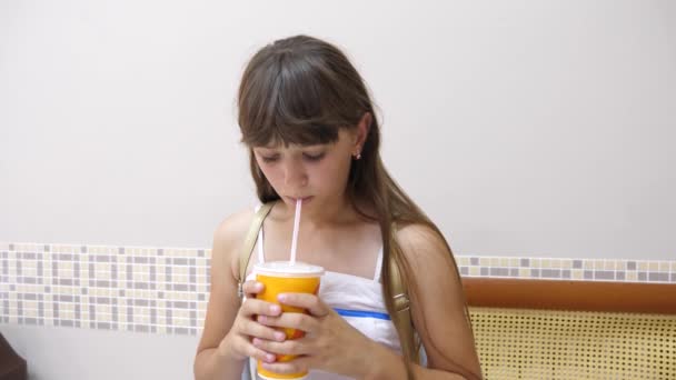 Chica en la cafetería está bebiendo un delicioso cóctel y sonriendo . — Vídeos de Stock