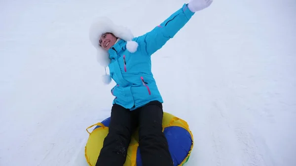 Schöne Junge Frau Gleitet Schnee Auf Einem Aufblasbaren Schneeröhrchen Und — Stockfoto