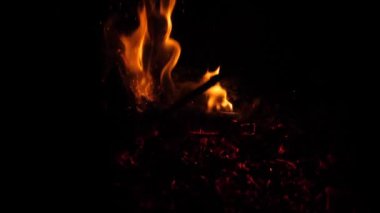 Kırmızı kömürler gece ızgarada yanar, yavaş çekimde, yakın çekimde.