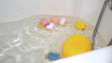 Çocuk oyuncakları ile banyo temiz su Bebek banyo için musluk çizilir