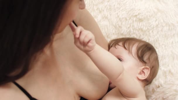 Мама кормит грудью своего новорожденного ребенка — стоковое видео