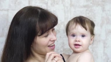 Anne, mutlu bir aile gibi küçük bir çocuk ile çalış