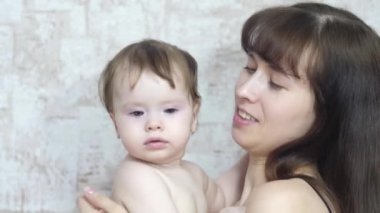 Anne, mutlu bir aile gibi küçük bir çocuk ile çalış