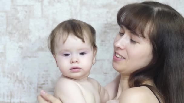 Мати грає з маленькою дитиною, щаслива сім'я — стокове відео