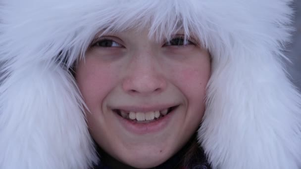 Mooi Meisje Glimlachend Winter Besneeuwde Park Gelukkig Tiener Het Besneeuwde — Stockvideo