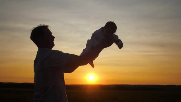 Ребенок с отцом на закате. Медленное движение . — стоковое видео