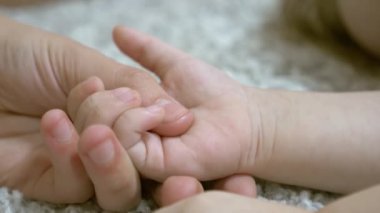 Anne küçük çocuk palm elinde tutar. Yakın çekim