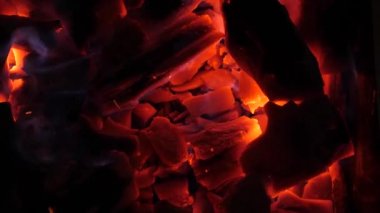 Parlak parlak kırmızı Yangın kömürleri smoldering.