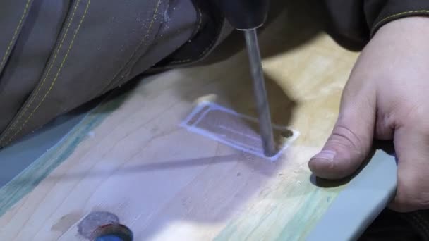 Taladros carpintero agujero en el espacio en blanco de madera. primer plano — Vídeos de Stock