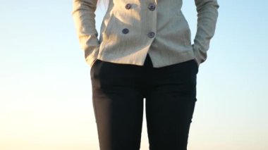 Kız iflas etmiş durumda. Dilenci iş. Yıkık Atılgan. Mavi gökyüzü karşı boş cepler kadın borçlu çıkıyor