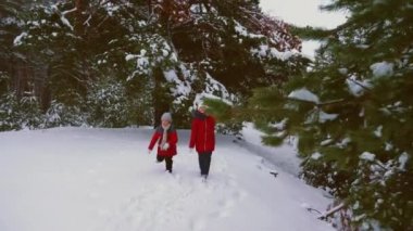 Genç kız çam kış kar parkı ve kahkaha mutlu çalıştırın. Çocuk kışın yakalamak oyun. Noel tatili. Çocuk oyunları doğada