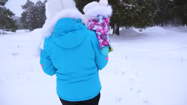 Mamma Figlioletta Stanno Camminando Lungo Strada Innevata Nel Parco Pini — Video Stock