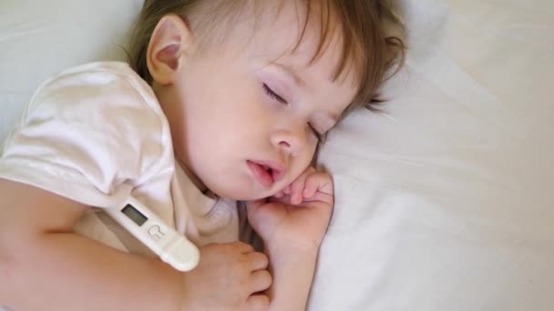 Criança Pequena Dorme Enfermaria Hospital Roupa Cama Branca Mede Temperatura — Vídeo de Stock