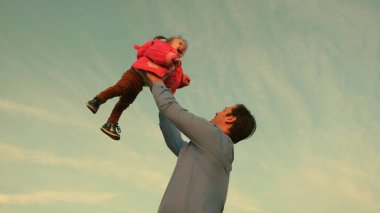 Baba bir çocuk havaya doğru at. baba bebek gökyüzüne attı. mutlu aile kavramı. Baba ile oğlu çalıyor