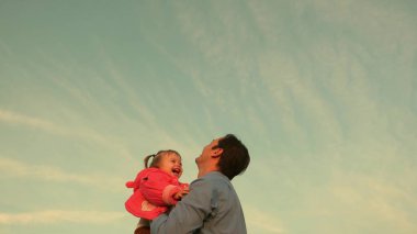 Baba bir çocuk havaya doğru at. baba bebek gökyüzüne attı. mutlu aile kavramı. Baba ile oğlu çalıyor