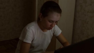 Kız metin tipik klavye üzerinde gece geç saatlerde. Genç sosyal ağ dizüstü bilgisayarda mektup yazar. Çocuk bilgisayar dersleri öğrenir