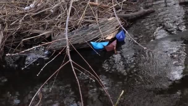 Papper båtar flyter i floden när isen smälter på våren — Stockvideo