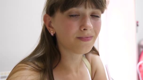 Menina bebe delicioso coquetel de frutas de palhas sentadas no café. Close-up — Vídeo de Stock