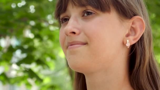 La ragazza sta bevendo un delizioso frullato dalle cannucce nel parco cittadino. Primo piano — Video Stock