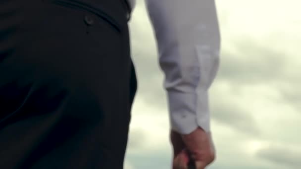 Hand Närbild Allvarlig Mannen Vit Skjorta Med Portfölj Handen Går — Stockvideo