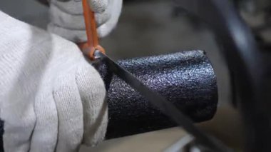Özel eldiven boru demir testeresi ile kesme çalışma adam. Özel boru kesim işçisi. Yakın çekim
