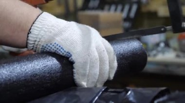 Özel eldiven boru demir testeresi ile kesme çalışma adam. Özel boru kesim işçisi. Yakın çekim