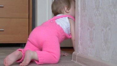 küçük çocuk yere tarar