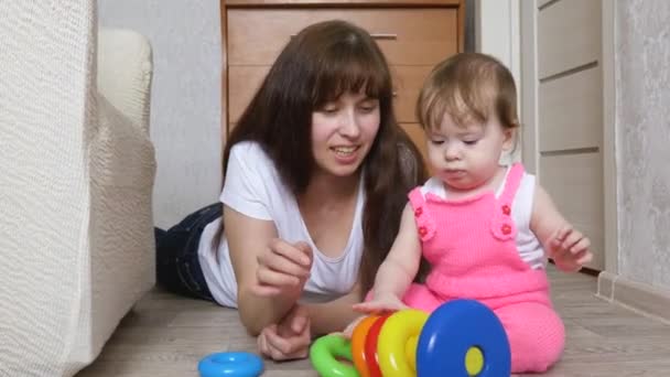 Mamma leker med barnet i flerfärgade leksaker — Stockvideo