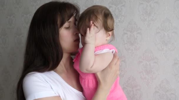 Pequeño bebé quiere dormir con mamá en sus brazos — Vídeo de stock
