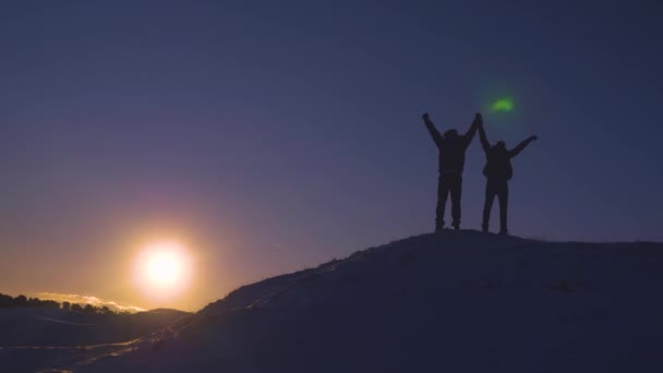 Homem trabalho em equipe conceito silhueta viagem de negócios. dois caminhantes turistas de neve de inverno escalam para o topo do estilo de vida da montanha. superando as dificuldades o caminho para a vitória, o trabalho em equipe, pontos importantes — Vídeo de Stock