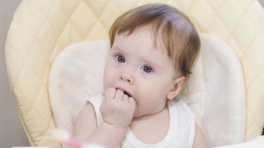 Anne bebek kaşık gelen beslemeleri..